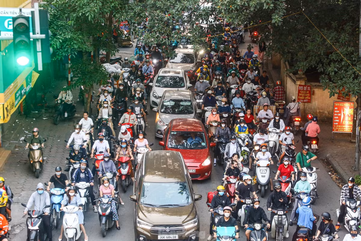 Phương tiện tràn sang, đi ngược chiều ở đường Nguyễn Ngọc Vũ.