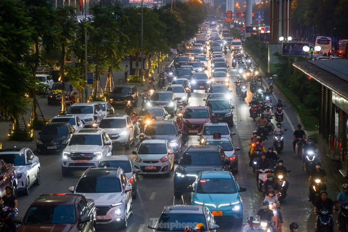 Ken đặc phương tiện trên tuyến đường Tố Hữu.