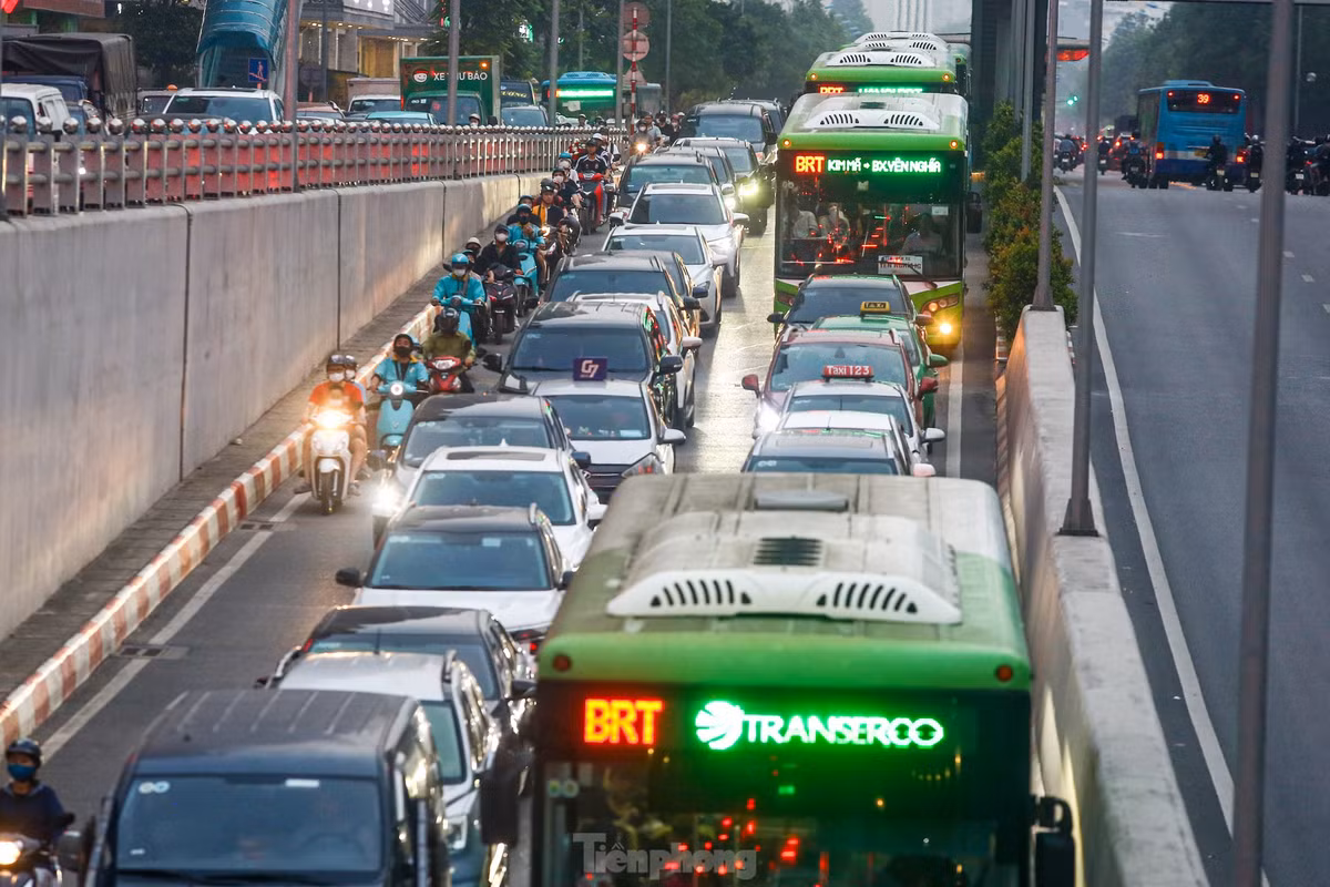 Mặc dù có làn đường riêng BRT, tuy nhiên xe buýt nhanh cũng chịu cảnh tắc nghẽn khi đi qua đoạn hầm chui.