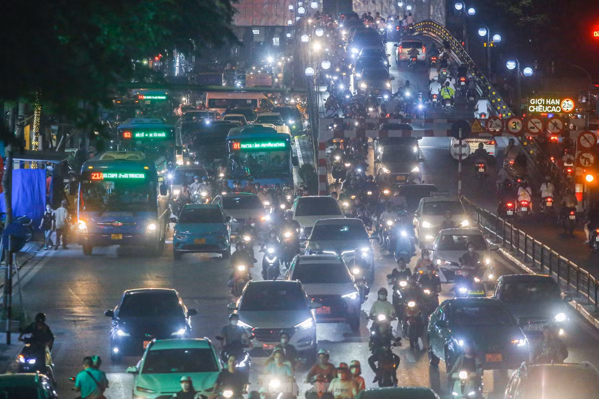 Các phương tiện di chuyển khó khăn trên cầu vượt Thái Hà.