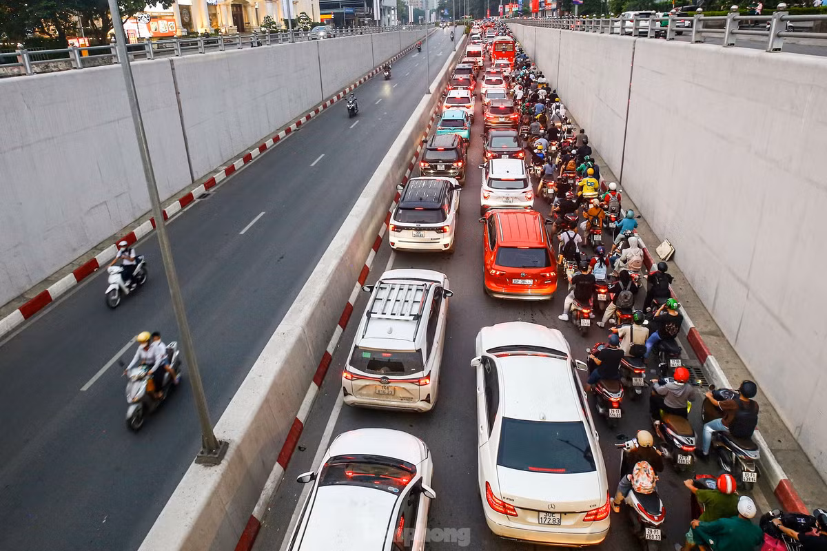 Phương tiện chôn chân tại hầm chui Lê Văn Lương trong chiều ngày hôm nay (26/4).