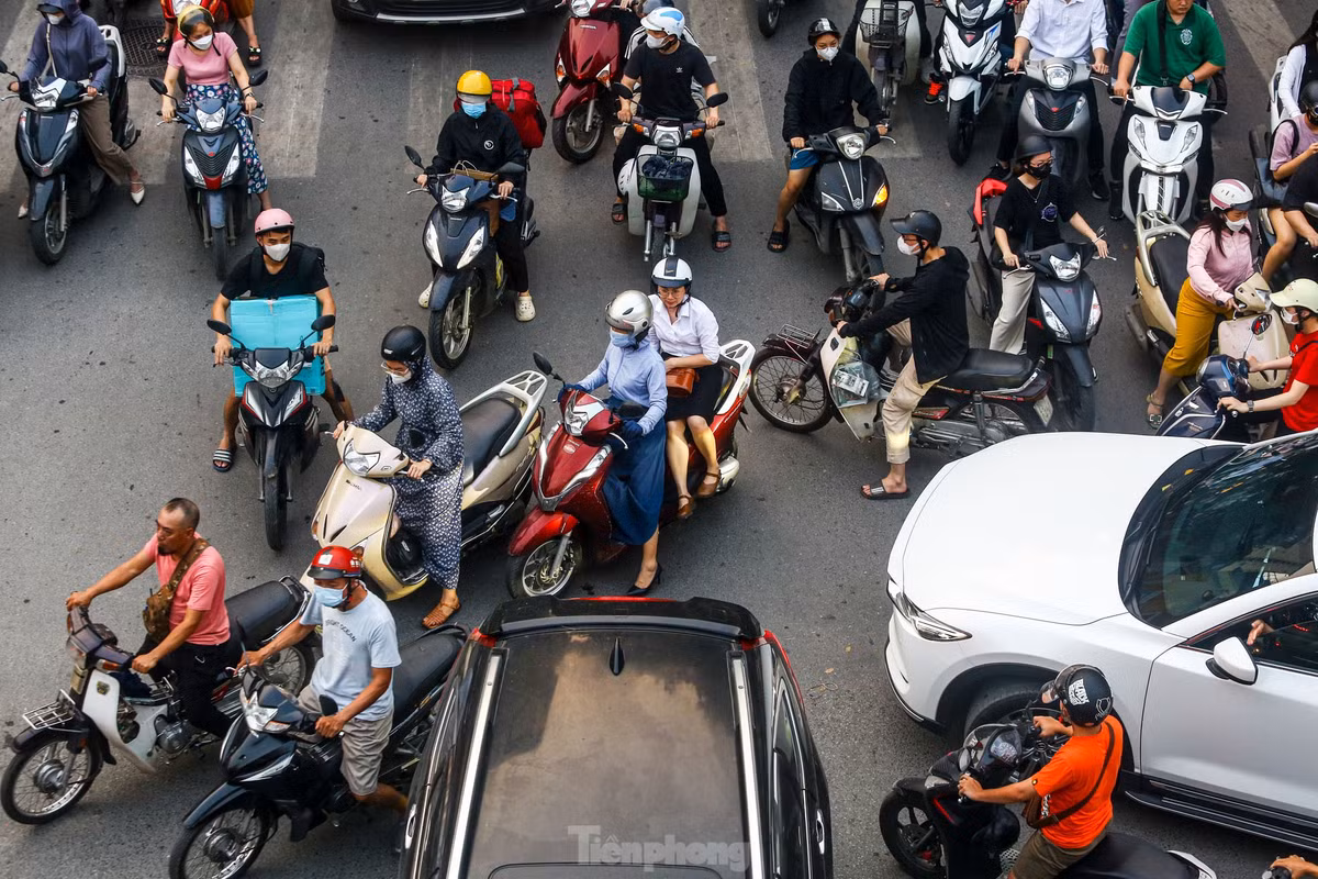 Nhiều nơi, tình trạng giao thông xảy ra hỗn loạn.