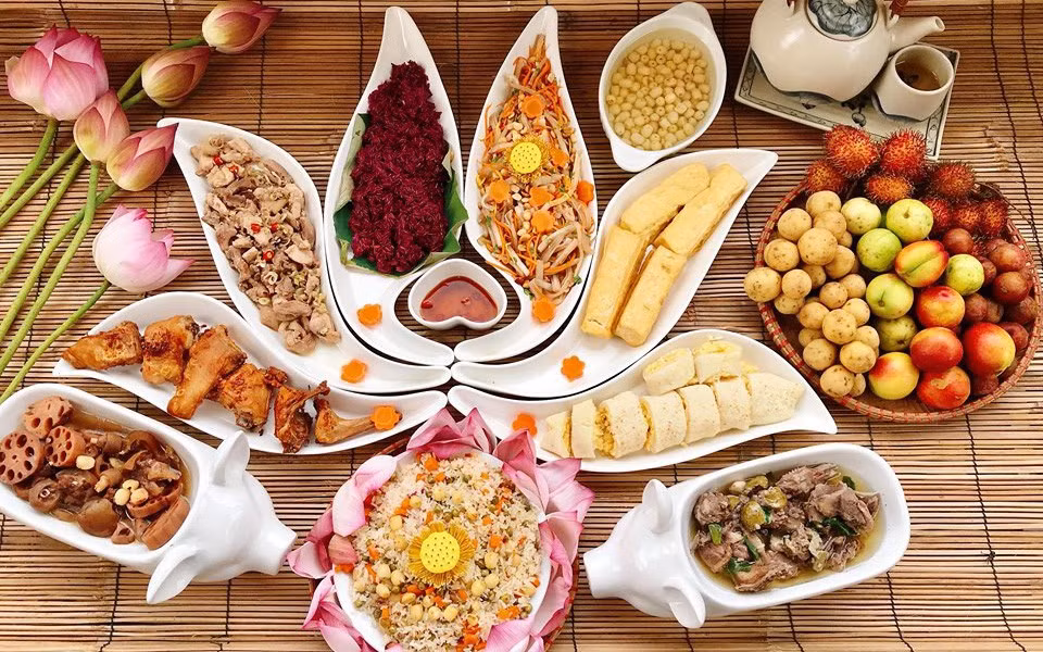 Hay ở miền Nam, có thể có món giống như xôi chè ở miền Bắc, hay cơm rượu vo lại thành viên tròn, hòa trong nước đường và nước cốt dừa; bánh ú có nhiều biến tấu khác như nhân mặn, nhân ngọt với đậu xanh, sầu riêng...