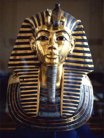 3. Ngôi mộ của Nebkheperura Tutankhamun: Vị vua Ai Cập thế kỷ 12 trước Công nguyên. Dù không phải là người thống trị quyền lực nhất Ai Cập cổ đại, nhưng ngôi mộ của ông lại nổi tiếng nhất với những cổ vật gần như còn nguyên vẹn sau hàng ngàn năm.