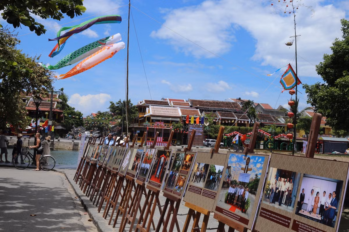 Hai cây nêu được dựng lên ở khu vực phía trước Chùa Cầu cùng với cờ hội, cờ cá chép.