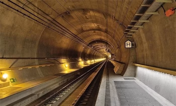Với chiều dài 57 km, Gotthard, Thụy Sĩ là hầm đường sắt dài và sâu nhất thế giới, giúp tăng cường lưu thông hàng bên dưới dãy Alps.
