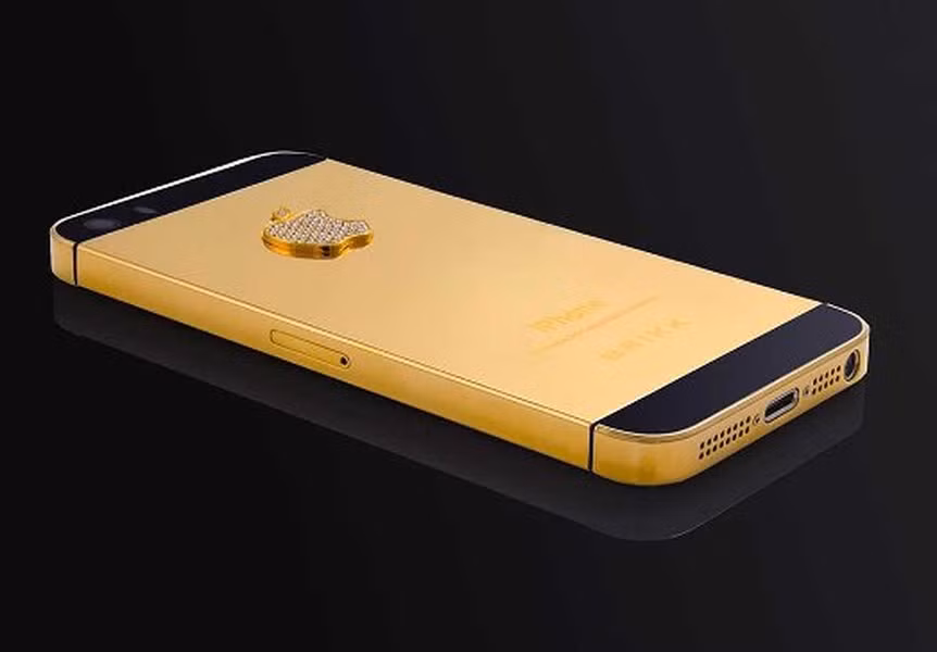 iPhone 5 kim cương đen là chiếc điện thoại đắt nhất được chế tạo trên thế giới với giá trị 15 triệu đôla. Chiếc điện thoại làm bằng vàng, được gắn với những viên kim cương đen 26carat, màn hình làm từ kính sapphire và logo quả táo ở mặt sau được làm từ 53 viên kim cương quý.