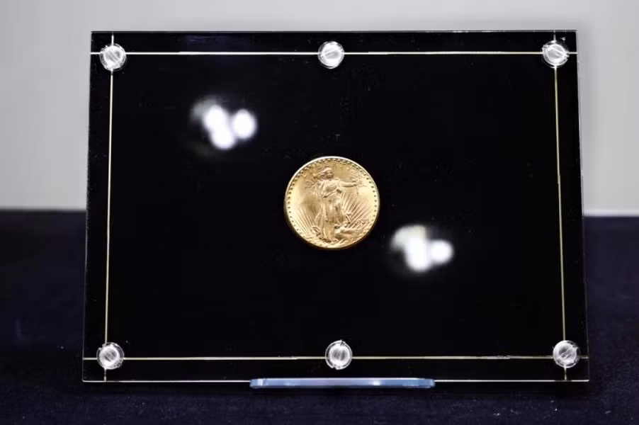 Đồng tiền Double Eagle là đồng tiền vàng cuối cùng xuất hiện tại Hoa Kỳ. Được đúc lần đầu tiên vào năm 1907, đồng xu có hình ảnh của Nữ thần Tự do sải bước về phía trước và một con đại bàng đang bay trên mặt ngược của nó.