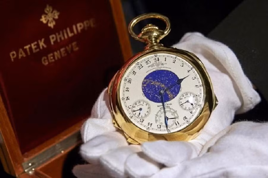 Đồng hồ Supercomplication Henry Graves Jr bằng vàng này bao gồm 920 bộ phận riêng lẻ, với 430 ốc vít, 110 bánh xe, 120 bộ phận có thể tháo rời và 70 đồ trang sức, tất cả đều được làm thủ công. Chiếc đồng hồ này có giá trị khoảng 24 triệu đô la.