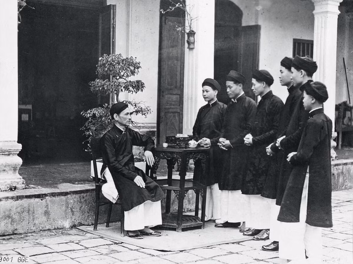 Các con chúc Tết cha vào dịp Tết.