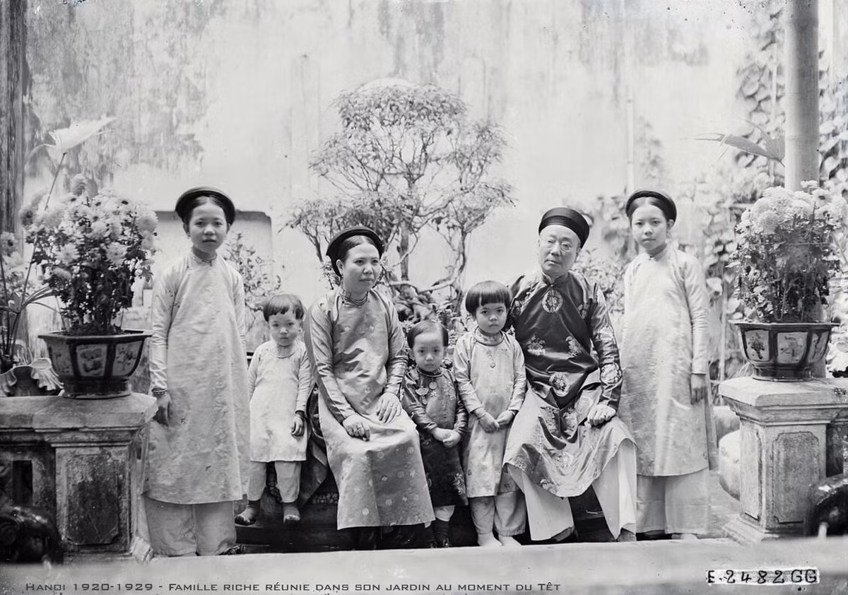 Hà Nội thập niên 1920 - Trong vườn nhà của một gia đình giàu có.