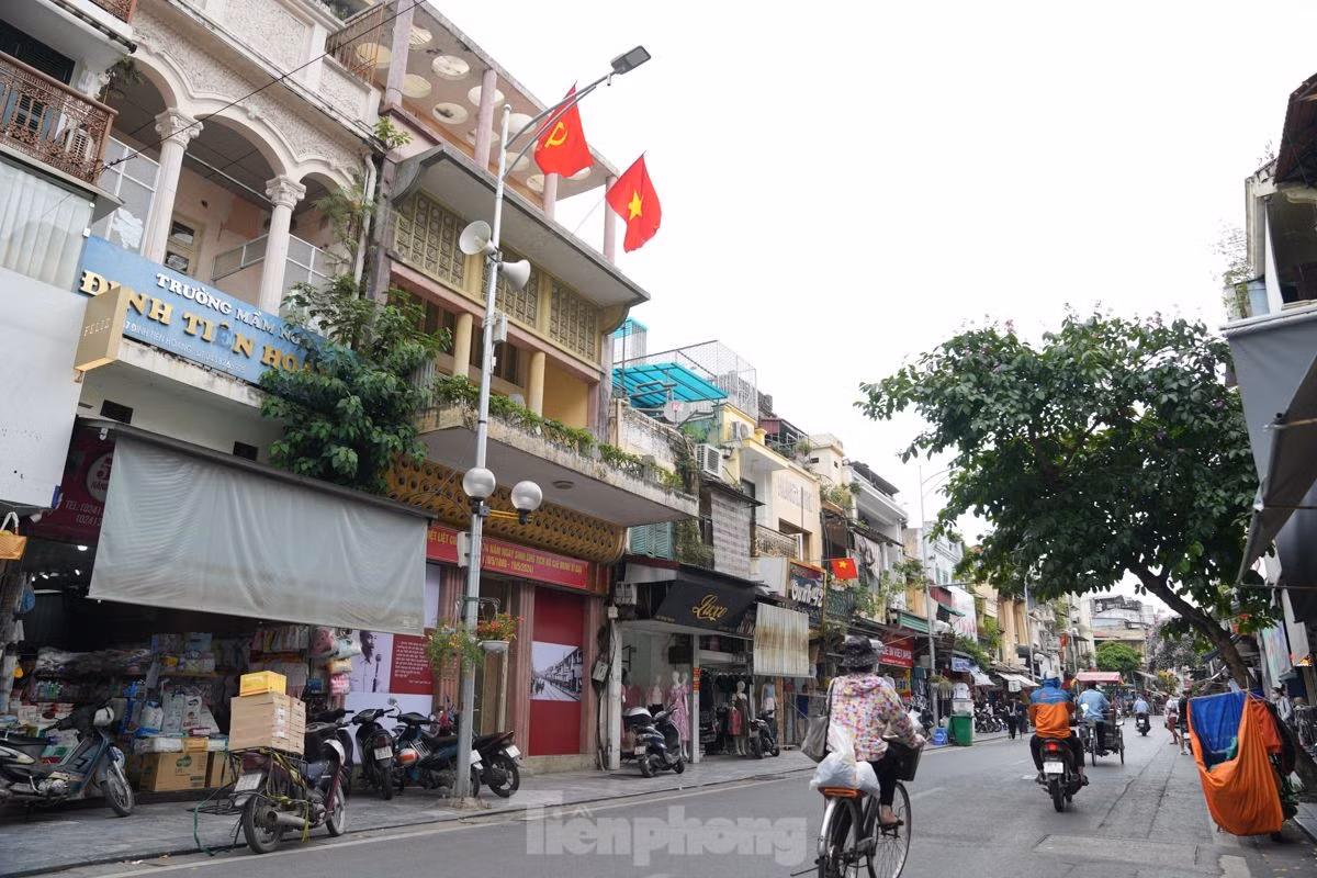 Căn nhà này của gia đình ông Trịnh Văn Bô, một tư sản dân tộc được giác ngộ cách mạng sớm và trở thành đảng viên cộng sản. Trong thời gian Bác Hồ về ở và làm việc tại căn nhà 48 Hàng Ngang, từ 25/8 đến đầu tháng 9/1945, gia đình ông Trịnh Văn Bô đã hết lòng phục vụ, chăm lo cho Bác và các đồng chí trong Trung ương Đảng. Bác Hồ từng bày tỏ gia đình là ân nhân của cách mạng.