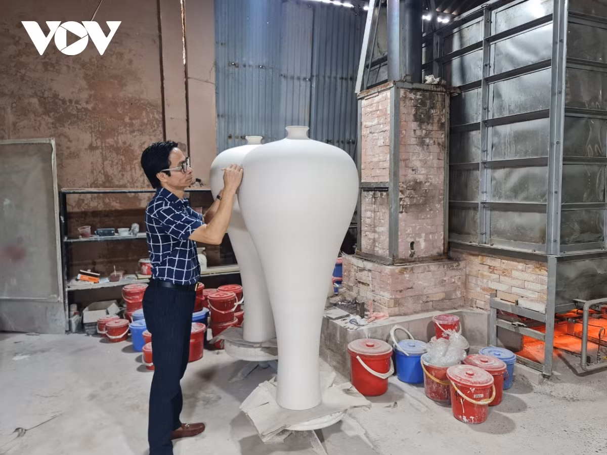 Nghệ nhân luôn đau đáu lưu giữ tinh hoa làng gốm cổ - Hình 2 Nghe nhan luon dau dau luu giu tinh hoa lang gom co-Hinh-2