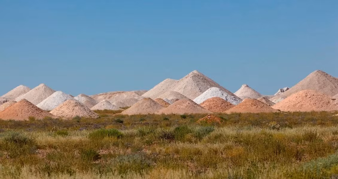 Coober Pedy là một trong những nơi có môi trường khắc nghiệt và hẻo lánh nhất Australia. Nhiệt độ mùa hè trung bình ở đây là 38 độ C, thường xuyên lên tới 43 độ C. Thảm thực vật thưa thớt, thời tiết khô hạn.