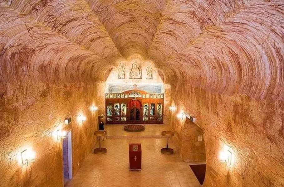 Trong thế giới hiện đại, Coober Pedy trở thành địa điểm chính cung cấp đá opal, song thành phố này lại nổi tiếng với du khách muốn đến đây trải nghiệm cuộc sống dưới lòng đất. Trong ảnh là một nhà thờ tuyệt đẹp trong thị trấn.