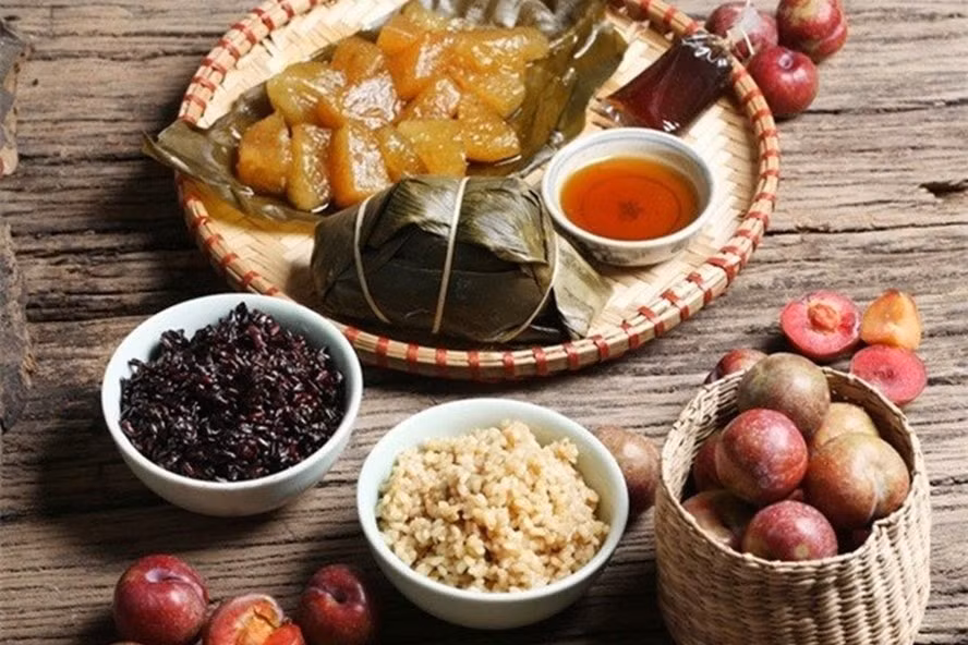  Bánh gio hay bánh tro cũng có tác dụng tương tự. Bánh được làm từ gạo nếp, ngâm trong nước tro, gói bằng lá chuối. Loại bánh này cũng đem lại sự ngon miệng, dễ ăn, ngon hơn khi ăn với đường hoặc mật ong. 