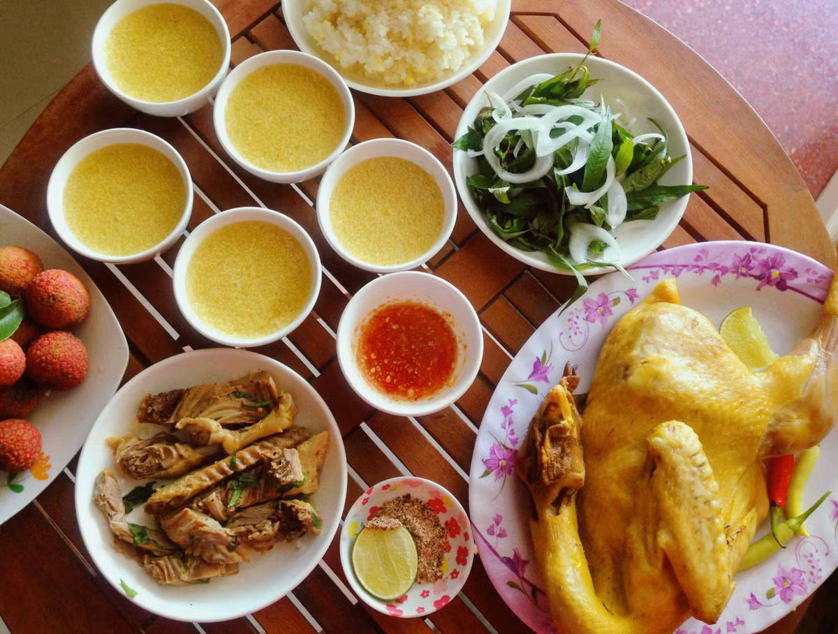  Dù mâm cúng được chuẩn bị thế này, người người nhà nhà vẫn cố gắng sao cho đầy đủ và tươm tất nhất có thể, dâng lên ban thờ ông bà gia tiên trong ngày 5/5 Âm lịch. Ngày Tết Đoan Ngọ dần trở thành một trong những ngày lễ truyền thống, thể hiện nét đẹp trong văn hóa người Việt.