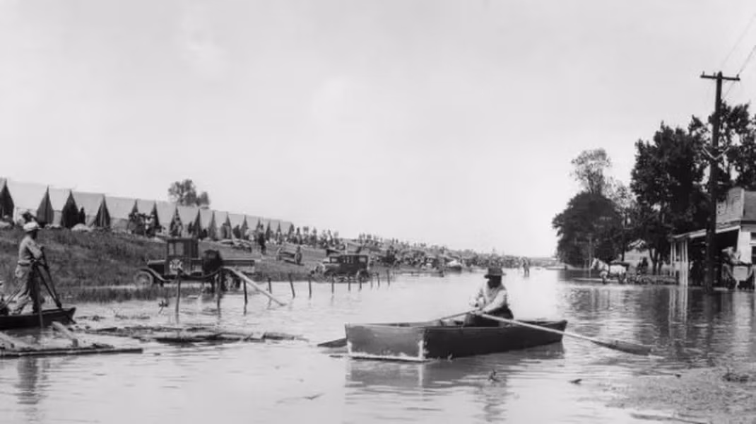 Trận đại hồng thủy ở sông Mississippi Mỹ: Vào mùa xuân năm 1927, sau những tháng mưa không ngớt, hạ lưu sông Mississippi dâng đến điểm giới hạn và tràn qua hệ thống đê điều. Trận lụt làm ngập khoảng 6,4 triệu ha khắp 7 bang, 250 người thiệt mạng và 1 triệu người khác phải rời bỏ nhà cửa, tương đương khoảng 1% dân số Mỹ thời điểm ấy.
