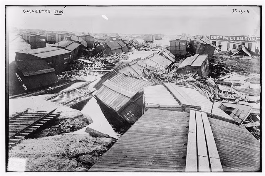 Lũ lụt ở Texas, Mỹ: Vào ngày 8/9/1900, cơn bão cấp độ 4 với sức gió ước tính lên đến 233 km/h quét qua đông nam Texas. Cơn bão gây ra lũ lụt nghiêm trọng. Ước tính số người chết có thể lên tới 6.000 - 12.000, người nhưng con số chính xác người thiệt mạng vẫn chưa được biết cho đến ngày nay. Tuy nhiên, nó vẫn thường được coi là thảm họa thiên nhiên tồi tệ nhất trong lịch sử nước Mỹ.