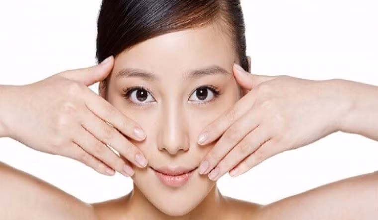  Người có khóe miệng nhiều nếp nhăn: Trong nhân tướng học cho biết những người có khóe miệng hướng xuống nhiều nếp nhăn là người miệng túm vải. 