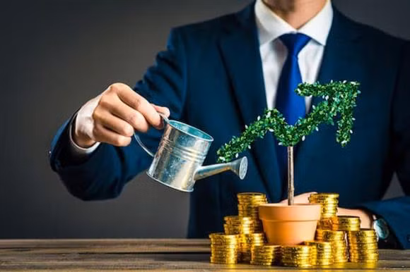 Khi càng dùng tiền đầu tư cho tri thức thì chúng ta càng nhận về những giá trị lâu dài. Số tiền mà bạn đầu tư vào kiến thức sẽ được thu về bằng nhiều cách khác nhau. Thế nên khi còn trẻ hãy nỗ lực không ngừng.