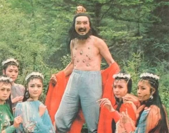 Bách Nhãn Ma Quân: Bách Nhãn Ma Quân là anh trai của bảy chị em Nhện Tinh, xuất hiện khi Trư Bát Giới vì tham sắc mà gây sự. Với nghìn con mắt phát ra ánh sáng chói lòa, Bách Nhãn Ma Quân đã khiến Tôn Ngộ Không không thể chống đỡ.
