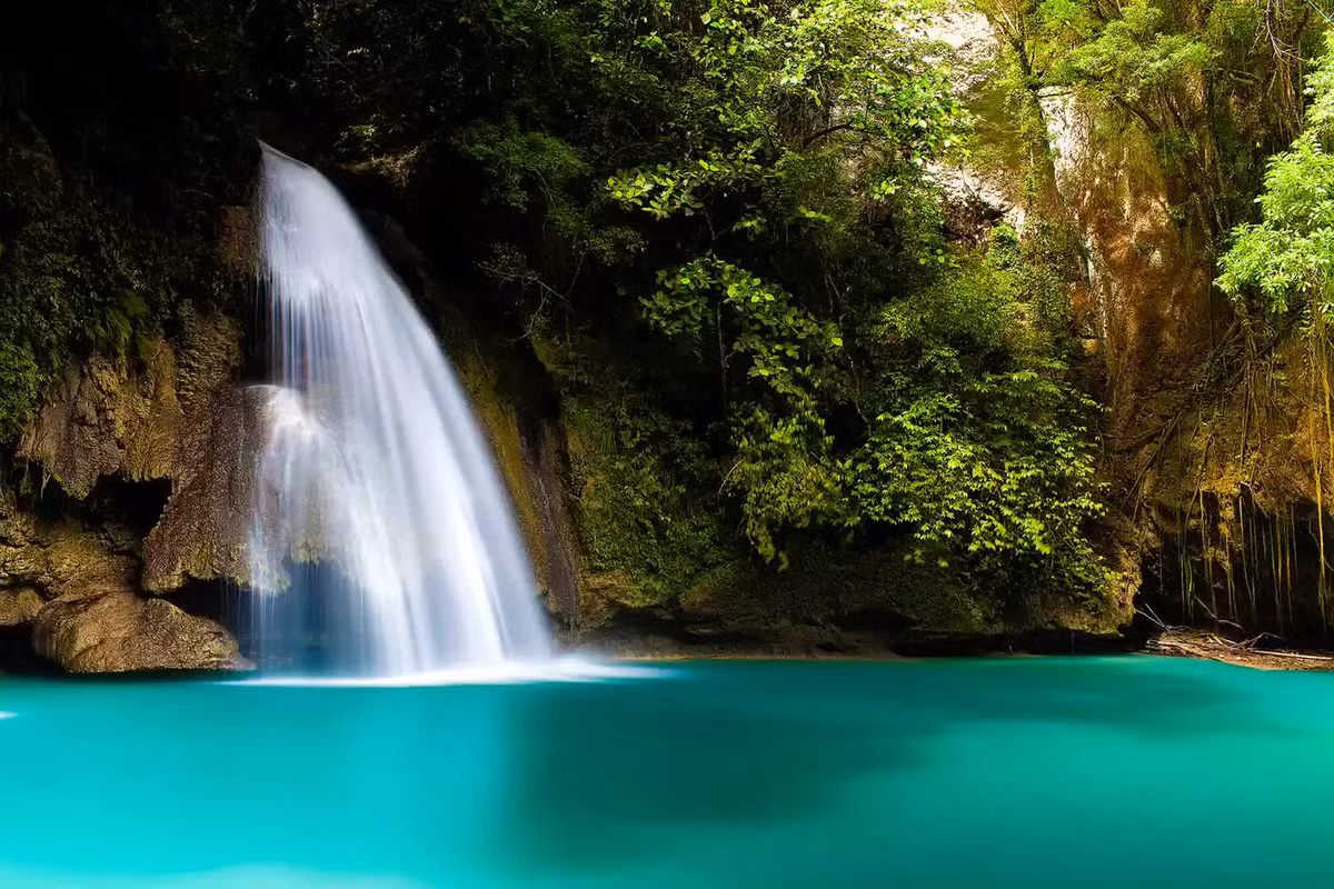 Thác Kawasan, Philippines. Ảnh: JCDALMAN/GETTY