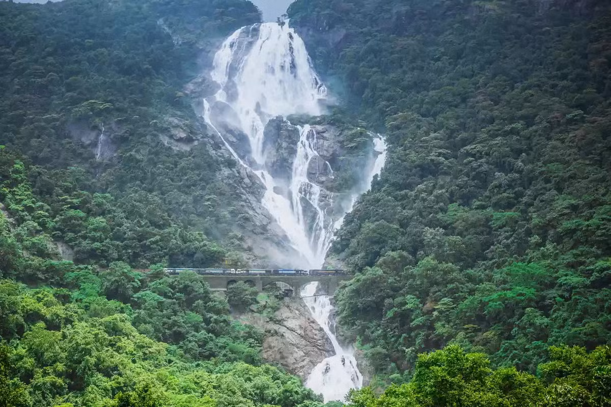 Thác Dudhsagar, Ấn Độ. Điểm án tượng của thác là dòng nước như dải lụa trắng dọc sườn núi xanh mướt. Ảnh: PAVEL VERO/GETTY