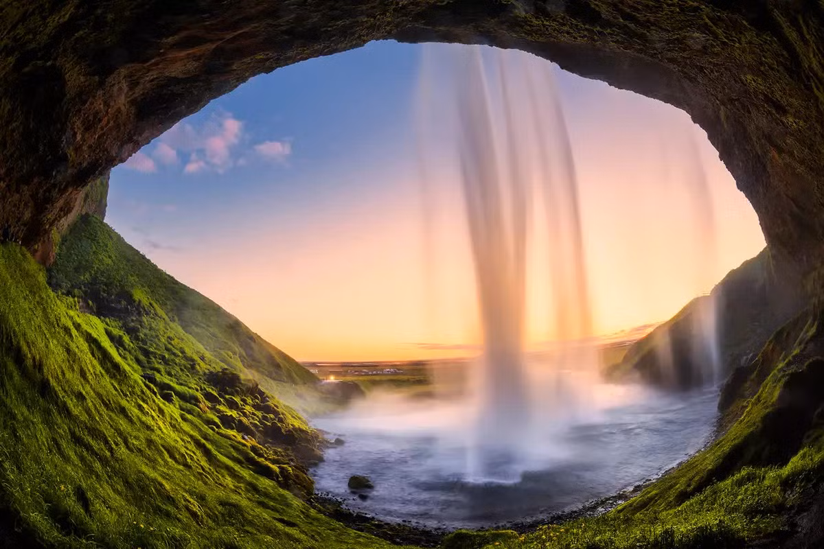 Seljalandsfoss, Iceland. Đây là thác nước này được tạo ra từ sông băng. Ảnh: FEBRUARY/GETTY IMAGES