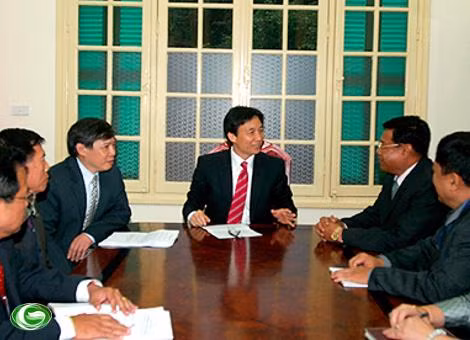 Trở về nước, tháng 10/1988, ông được phân công công tác tại Công ty Dịch vụ kỹ thuật và Xuất nhập khẩu, Tổng cục Bưu điện. Đến tháng 10/1990, ông trở thành Chuyên viên Ban Phát triển Kỹ thuật và Quan hệ Đối ngoại, Tổng công ty Bưu chính – Viễn thôngViệt Nam. Tháng 4/1993, ông được bổ nhiệm làm Phó Vụ trưởng Vụ Khoa học - Công nghệ và Hợp tác quốc tế, Tổng cục Bưu điện khi vừa mới 30 tuổi.