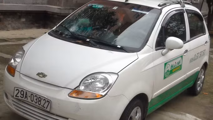 Chiếc xe taxi gây tai nạn.