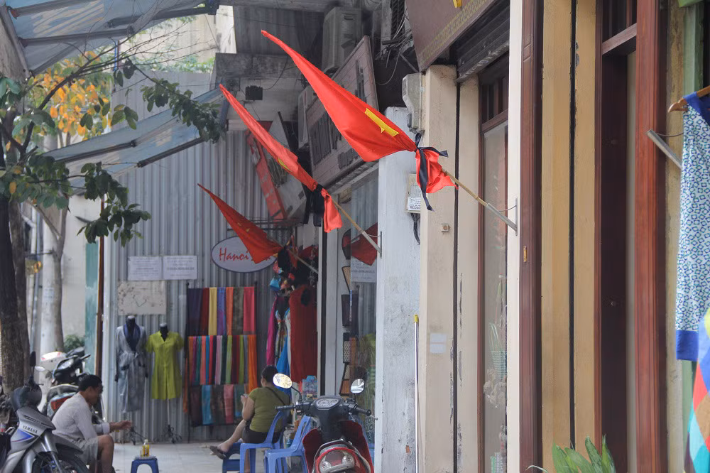 Người dân treo cờ rủ ở phố Hàng Bông
