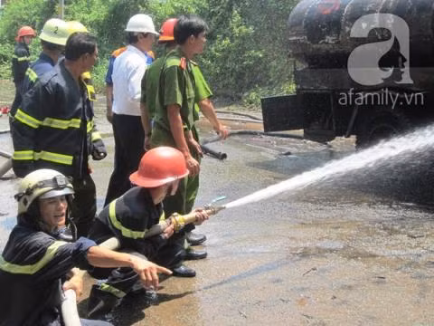Gần 10 phút sau, lực lượng Cảnh sát Phòng cháy chữa cháy (PCCC) huyện Nhà Bè đã huy động hai xe chữa cháy cùng hàng chục chiến sĩ đến dập lửa. Ảnh: afamily.