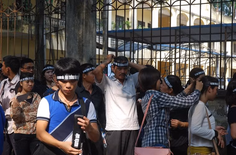 Số đông người dân đã và đang trao tay nhau băng tang: "Vô cùng thương tiếc Đại tướng Võ Nguyên Giáp".
