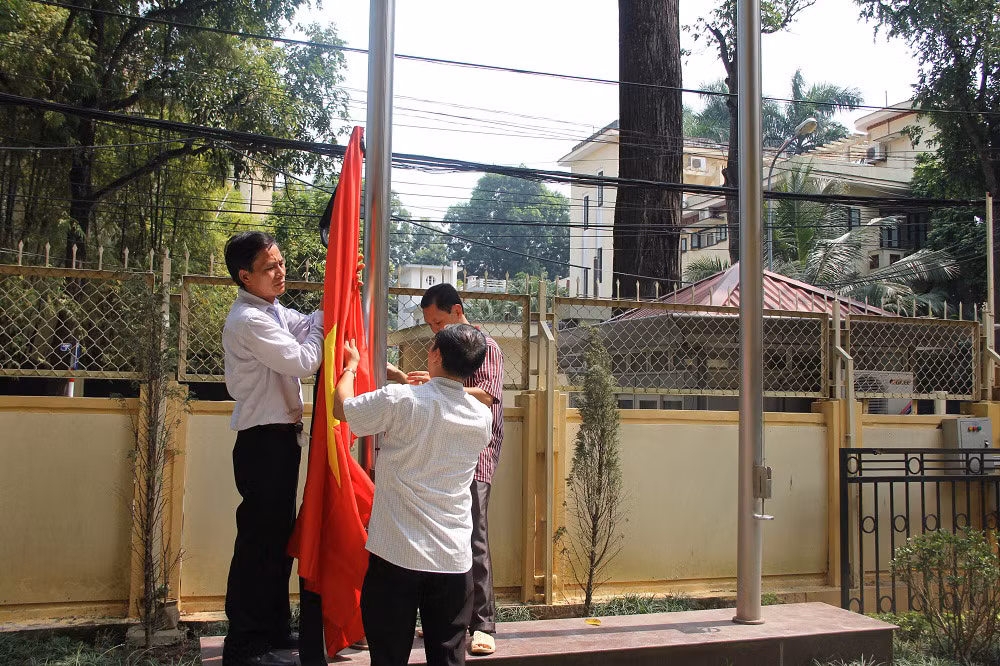Cùng lúc đó, Ban Nội chính Trung ương cũng treo cờ rủ