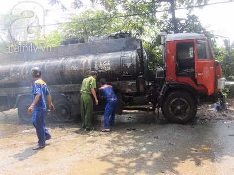 Tại hiện trường, phần xe bồn cháy sém hoàn toàn, hệ thống dẫn dầu, ống chứa dầu cũng cháy rụi và đứt thành nhiều phần. Ảnh: Afamily.