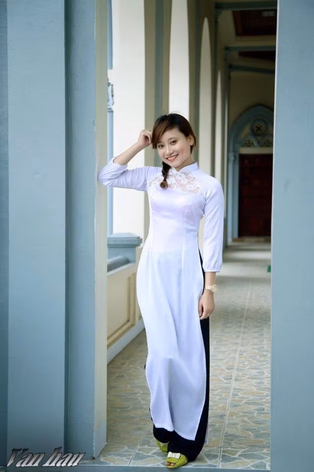 Sự duyên dáng của 9X Ngọc Quỳnh gây ấn tượng mạnh với các bạn trẻ, đặc biệt là các fan thường đến sân Vinh mỗi cuối tuần.