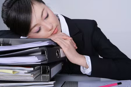 Cách đây không lâu, một cô gái trẻ sành điệu có mức lương trên 10.000 nhân dân tệ bị bắt quả tang ăn cắp một túi xách tay đắt tiền tại một sân bay Bắc Kinh nhân chuyên đi công tác.