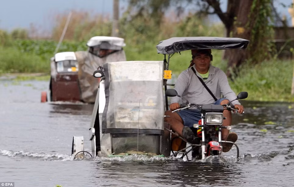 Cho đến thời điểm hiện tại, bão Haiyan được cho là khiến 4 người Philippines thiệt mạng. Số người chết có thể gia tăng.