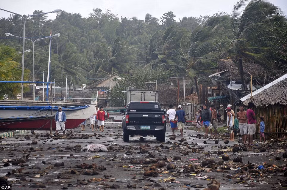 Đường phố tại thành phố Legazpi tiêu điều khi cơn bão Haiyan càn quét qua.