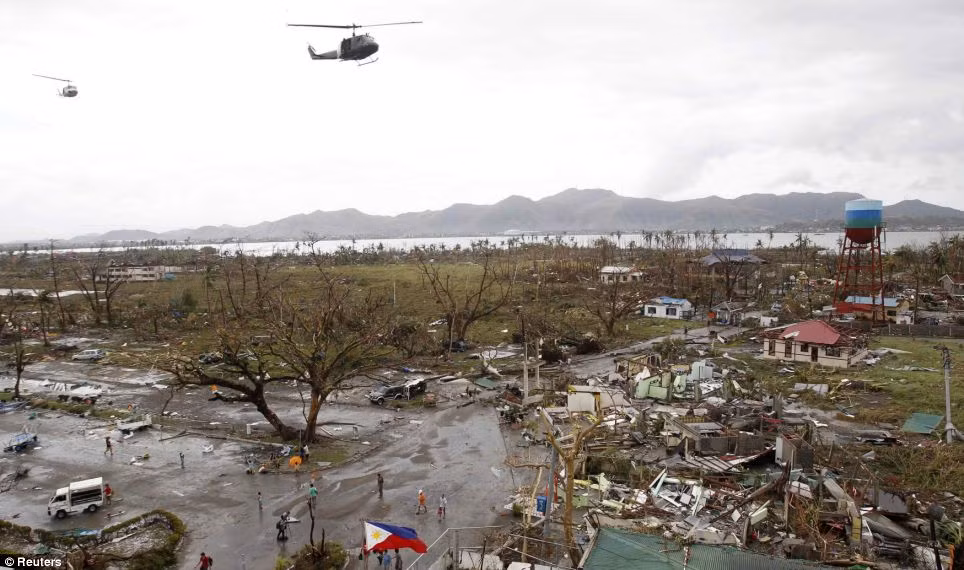 Trực thăng cứu hộ bay phía trên một khu vực bị siêu bão hủy diệt trên diện rộng ở Tacloban.