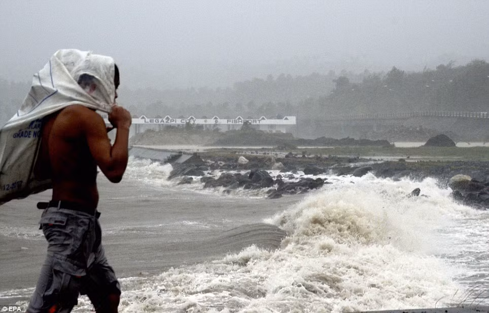 Bão Haiyan gây ra các con sóng cao tới 6 m tại hòn đảo Leyte và Samar của Philippines.