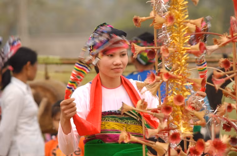 Chính vì vậy, hằng năm bắt đầu từ ngày mồng 3 Tết cho đến gần hết tháng Giêng, các bản Mường liên tiếp tổ chức lễ hội. Chính vì vậy, hằng năm bắt đầu từ ngày mồng 3 Tết cho đến gần hết tháng Giêng, các bản Mường liên tiếp tổ chức lễ hội.