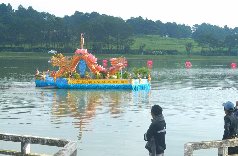 Đã có 3 thuyền hoa được thả xuống hồ Xuân Hương.
