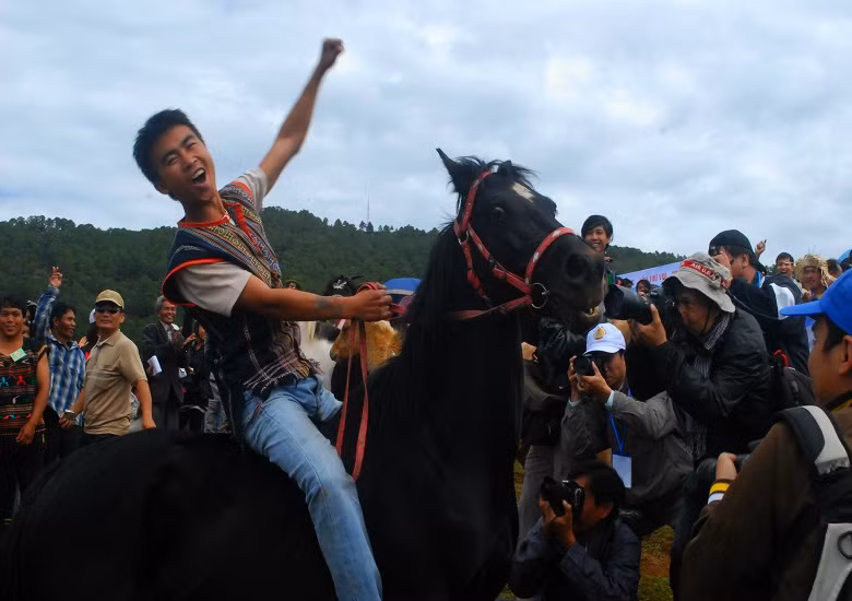 Vượt qua 19 kỵ sĩ khác, anh Cil Yiơng Long (22 tuổi) đã là người giành chiến thắng trong cuộc đua ngựa không yên này.