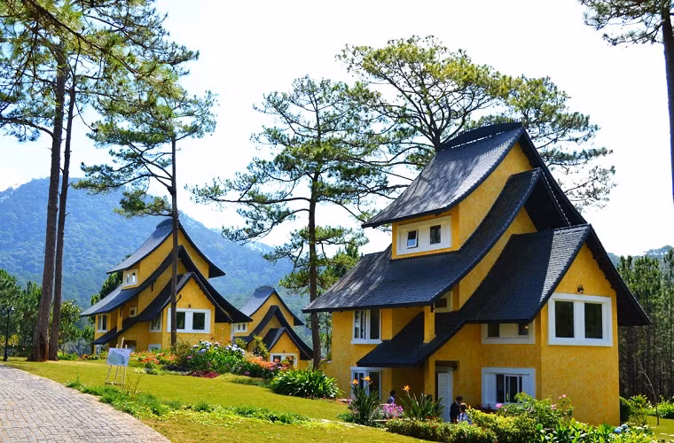 Đây là kiến trúc hoàn toàn mới lạ, lần đầu tiên xuất hiện tại Đà Lạt. Nó góp phần làm đa dạng tổng thể kiến trúc vốn đã nhiều màu sắc ở đây.