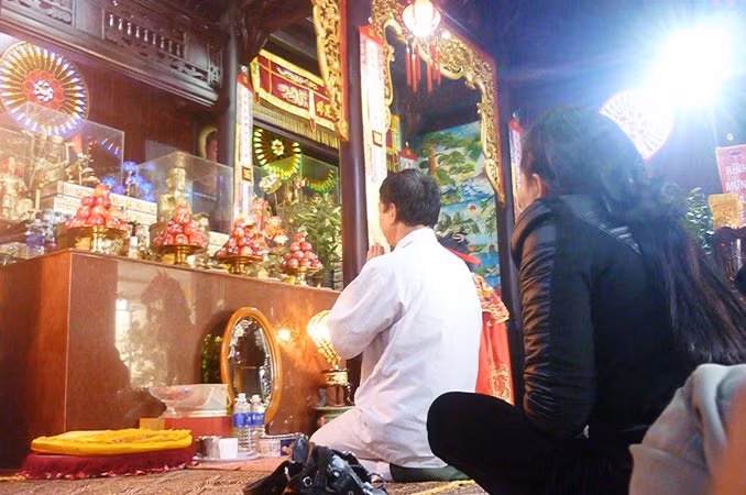 Cô Đồng Quyến và đệ tử Thanh Đồng đang hành lễ