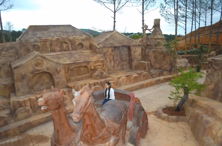 Điều đặc biệt là đường hầm có chất liệu hoàn toàn bằng đất với những mô hình độc đáo, có chiều dài 1.200m. 