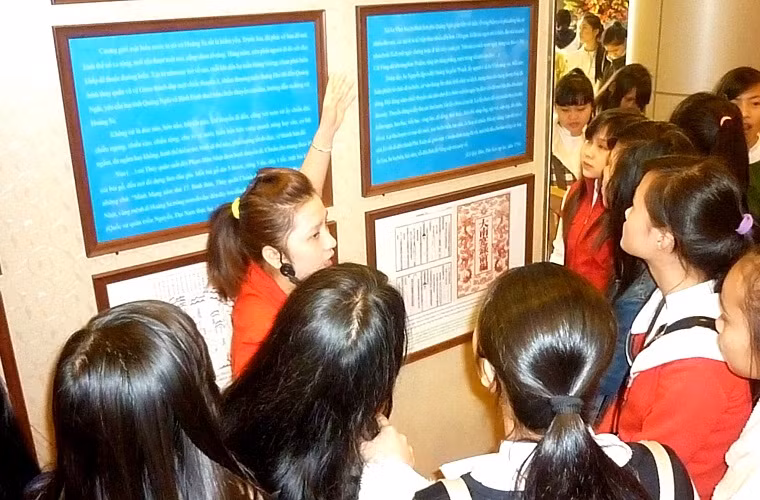 Hàng trăm học sinh Trường THPT Thái Phiên Đà Nẵng lắng nghe nhân viên bảo tàng Đà Nẵng thuyết trình những chứng tích để khẳng định chủ quyền Hoàng Sa.