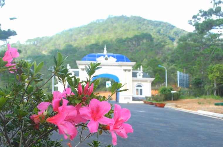  Cổng vào khu resort này được xây dựng bề thế với lối kiến trúc hiện đại.